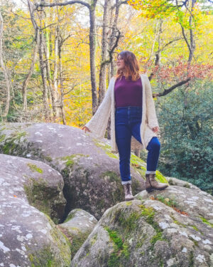 Cardigan personnalisé en coton Daisy porté en forêt, manches évasées