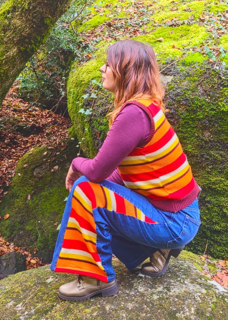 pantalon upcyclé personnalisé avec inserts tricot et top motif Sienna porté en extérieur, style années 70