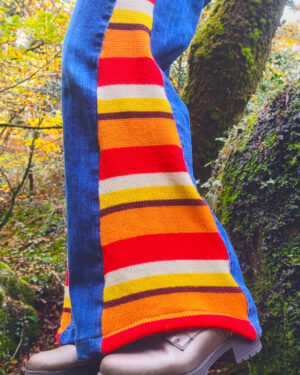 Détail pantalon upcyclé personnalisé avec insert en laine colorée, patchwork tricot fait main