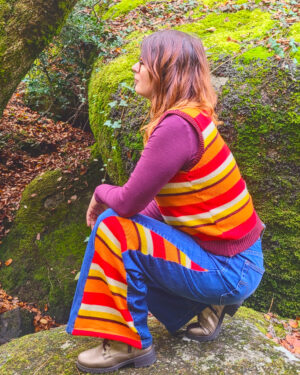 pantalon upcyclé personnalisé avec inserts tricot et top motif Sienna porté en extérieur, style années 70