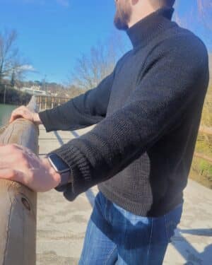 Pull personnalisé en laine noir col roulé – détail des manches et poignets en côtes, vue de profil