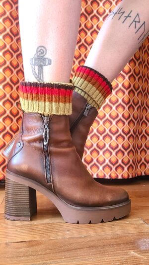 chaussettes 100% laine naturelle portées avec des bottines, taille moyenne retournées