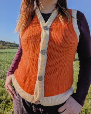Gilet sans manches personnalisé en laine motif Alvéa porté, style artisanal coloré