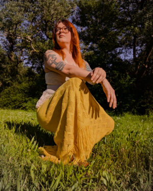 Jupe Sunny Days en coton maxi jaune soleil à franges, portée avec le Top Sunny Days naturel — Flök Atelier