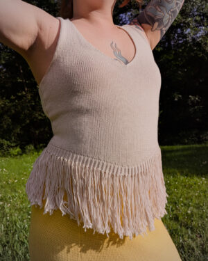 Détail des franges du Top Sunny Days en coton Oeko-Tex naturel — Flök Atelier