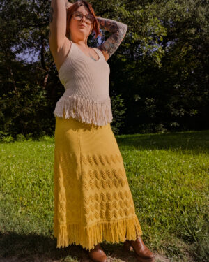 Top Sunny Days en coton naturel à franges, porté avec la jupe Sunny Days jaune soleilFlök Atelier
